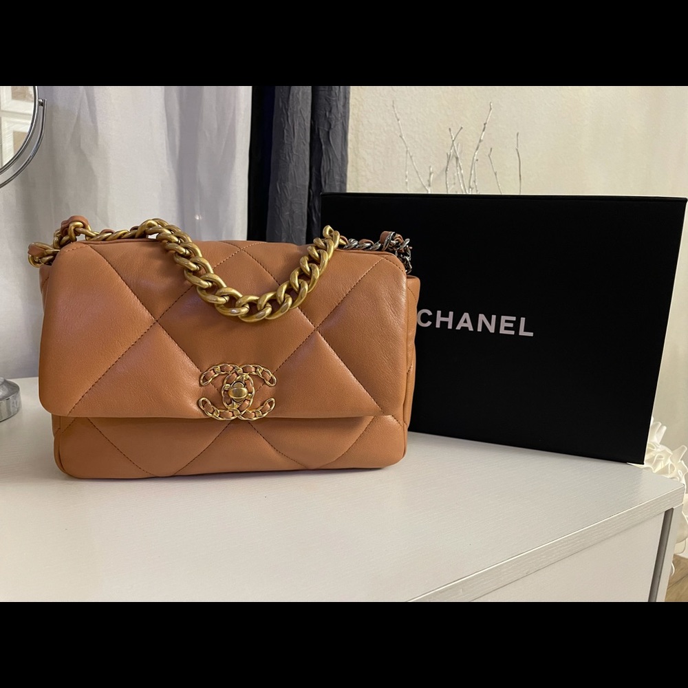 21P Chanel 19 Caramel Medium size